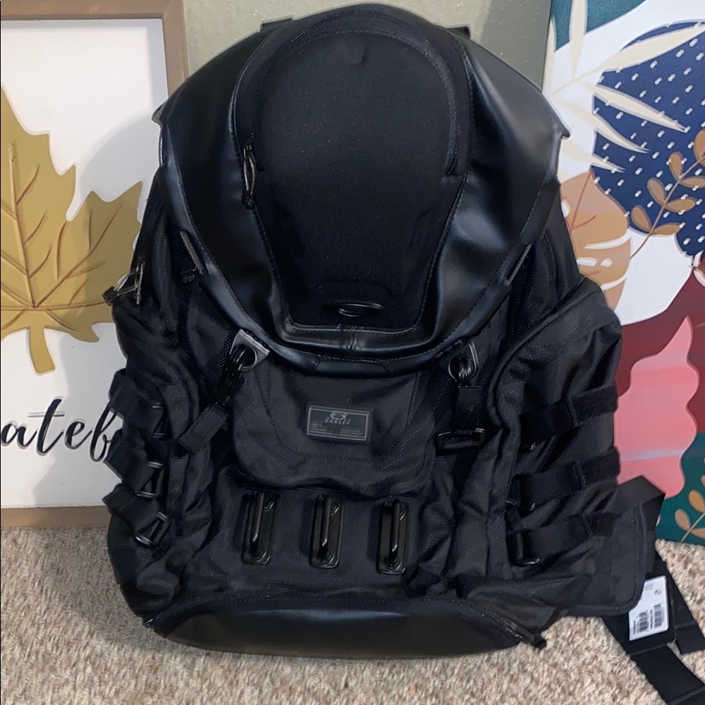 ⭐️NWT Oakley Rugged Black Backpack with Compression Straps and Structured Build